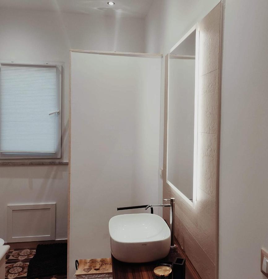 Piazza Vittoria Apartment คารินิ ภายนอก รูปภาพ